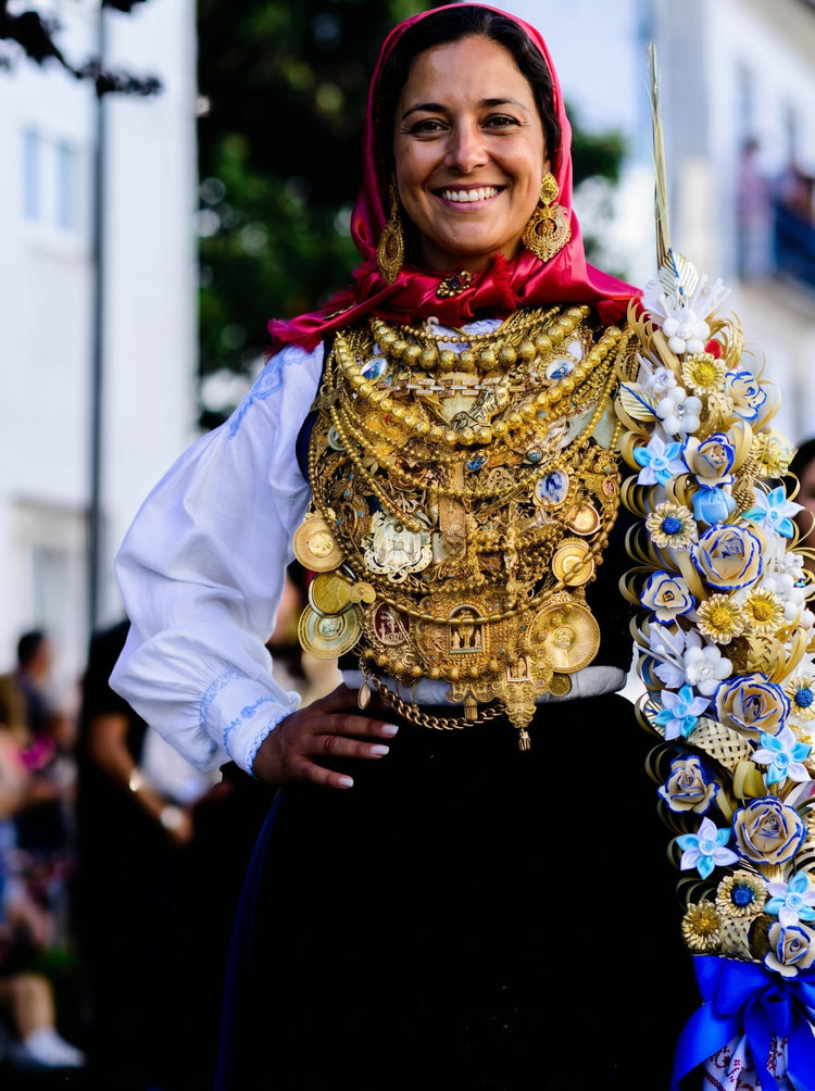 Traditional Viana do Castelo dress with a red headscarf and layered gold jewelry. Photograph by Paula Fontes Moreira, CC BY-SA 4.0.